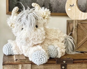 White Highland Cow Plush. Stuffed animal nursery decor. Soft highland cow baby gift. Christmas highland cow stuffie. Crochet cow gift.