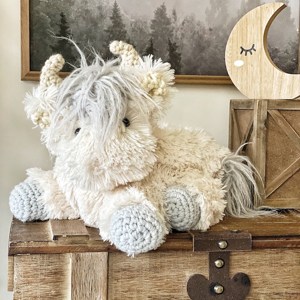 White Highland Cow Plush. Stuffed animal nursery decor. Soft highland cow baby gift. Christmas highland cow stuffie. Crochet cow gift.