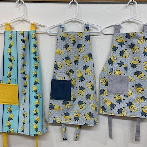 Child&#39;s apron, despicable me, minion madness, Bob, Stewart, blue, yellow, bananas, denim, pockets, unisex, bookmark, painting, play, cooking