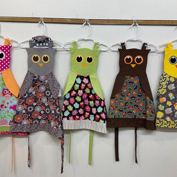 Owl girl's apron, animal face, owl face, pink, blue, brown, yellow, orange, gray, green, black, dots, flowers, cooking, painting, bookmark
