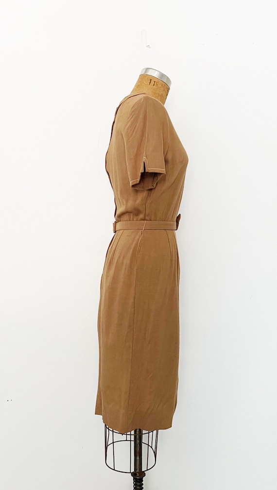 1950s / 50s Vintage Tan Belted Sheath Dress / Med… - image 4