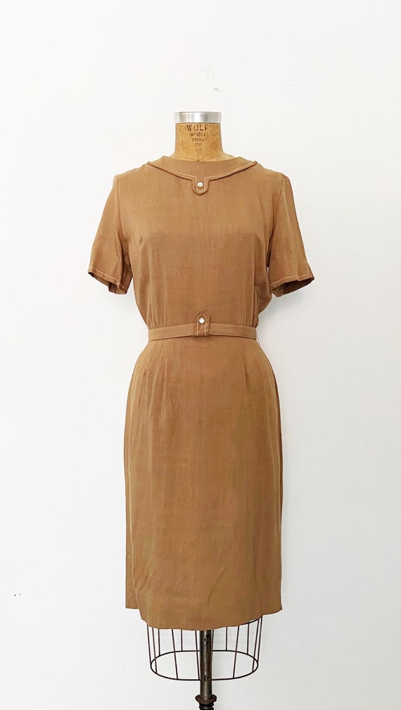 1950s / 50s Vintage Tan Belted Sheath Dress / Med… - image 2