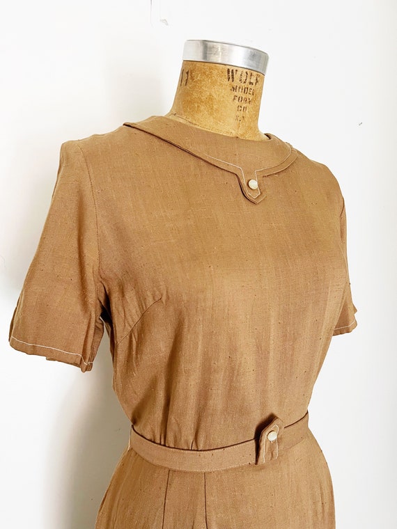 1950s / 50s Vintage Tan Belted Sheath Dress / Med… - image 3