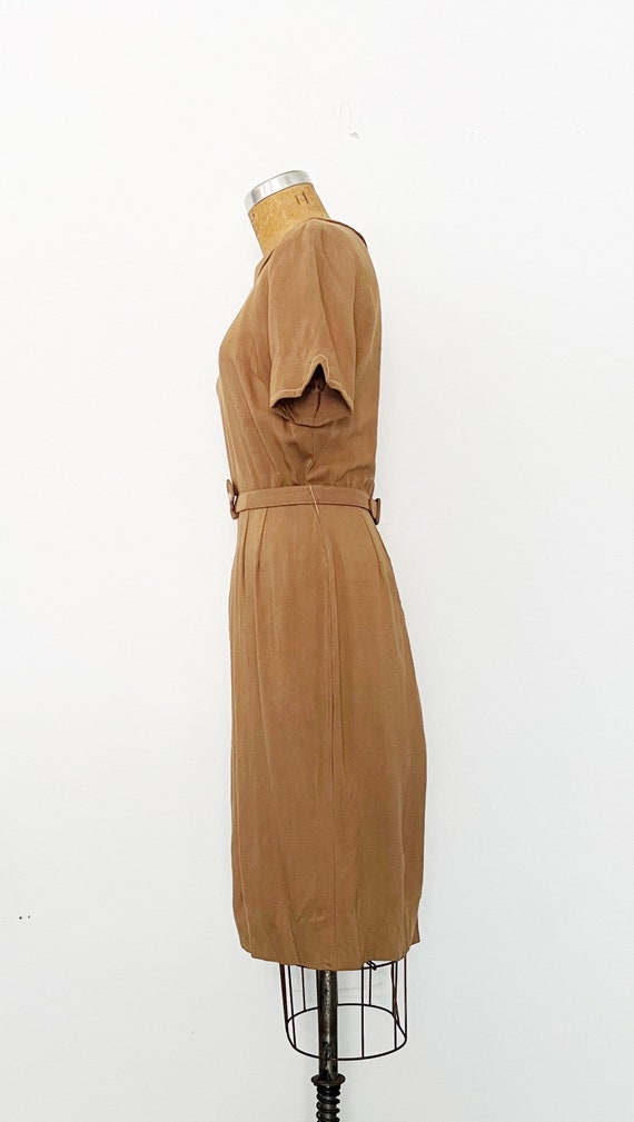 1950s / 50s Vintage Tan Belted Sheath Dress / Med… - image 5
