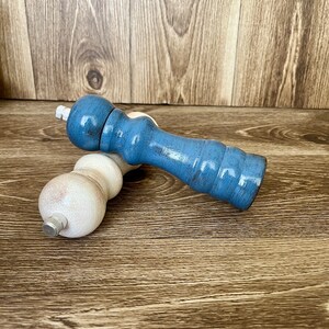 Puede incluir: Dos saleros y pimenteros de madera. Uno est&aacute; pintado de blanco y el otro de azul.