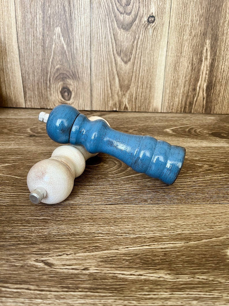 Puede incluir: Dos saleros y pimenteros de madera. Uno est&aacute; pintado de blanco y el otro de azul.