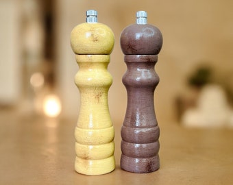 Juego de 2 molinillos de pimienta, regalo ideal para amantes de la cocina, perfecto para papás aficionados a la parrilla. Molinillos de madera, color marrón topo y amarillo hueso. Regalo hecho a mano.