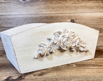 Cesto in legno in stile shabby chic: decorazione rustica in stile fattoria.