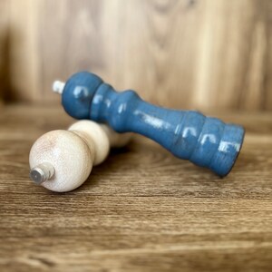 Puede incluir: Dos saleros y pimenteros, uno es blanco y el otro es azul. Est&aacute;n hechos de madera y tienen un dise&ntilde;o cl&aacute;sico.