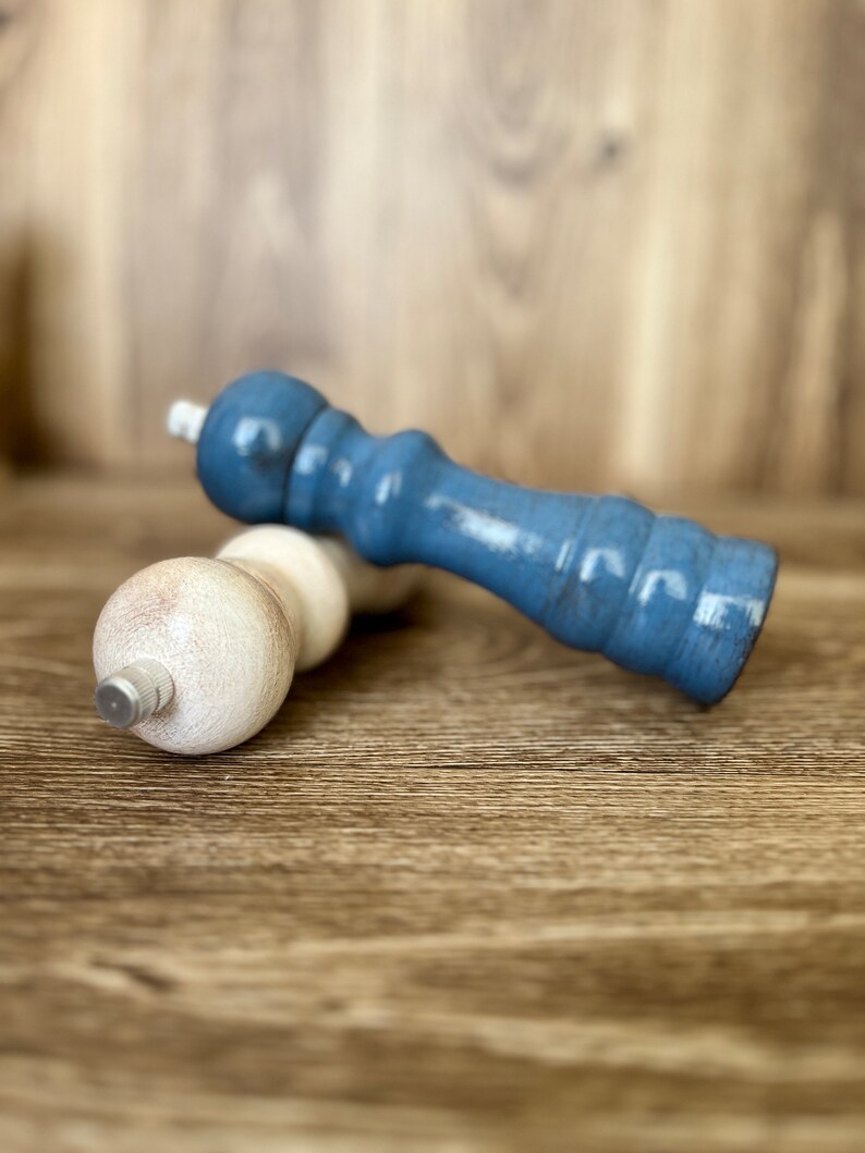 Puede incluir: Dos saleros y pimenteros, uno es blanco y el otro es azul. Est&aacute;n hechos de madera y tienen un dise&ntilde;o cl&aacute;sico.