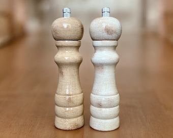Juego de molinillos de sal y pimienta de madera pintados a mano: Crema y Capuchino