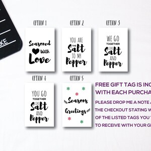 Puede incluir: Cinco dise&ntilde;os diferentes de etiquetas de regalo para molinillos de sal y pimienta. Los dise&ntilde;os incluyen: "Sazonada con amor", "Eres la sal de mi pimienta", "Vamos juntos como la sal y la pimienta", "Vamos juntos como la sal y la pimienta", y "Saludos de temporada".