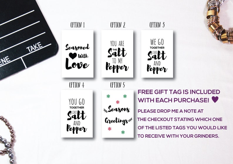 Puede incluir: Cinco dise&ntilde;os diferentes de etiquetas de regalo para molinillos de sal y pimienta. Los dise&ntilde;os incluyen: "Sazonada con amor", "Eres la sal de mi pimienta", "Vamos juntos como la sal y la pimienta", "Vamos juntos como la sal y la pimienta", y "Saludos de temporada".