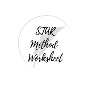 Könnte beinhalten: Eine schwarz-weiße Grafik mit einer Feder und dem Text "STAR Method Worksheet" in einem Kreis.