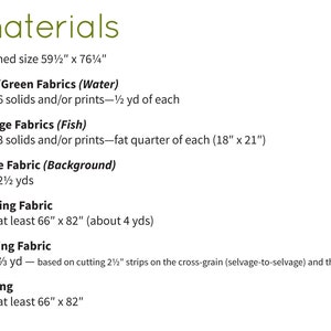 K&ouml;nnte beinhalten: Materialliste f&uuml;r ein Quiltprojekt mit einer fertigen Gr&ouml;&szlig;e von 151 cm x 194 cm. Die Liste enth&auml;lt die Stoffanforderungen f&uuml;r blau/gr&uuml;ne, orange und wei&szlig;e Stoffe sowie f&uuml;r den R&uuml;ckenstoff, den Bindestoff und die Vlieseline.