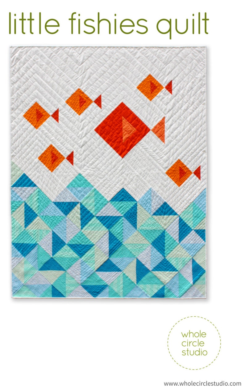 K&ouml;nnte beinhalten: Eine Steppdecke mit einem geometrischen Muster aus orangefarbenen Fischen, die &uuml;ber einem blauen und gr&uuml;nen Wellenmuster schwimmen. Die Steppdecke tr&auml;gt den Titel "little fishies quilt" und wurde von Whole Circle Studio hergestellt.
