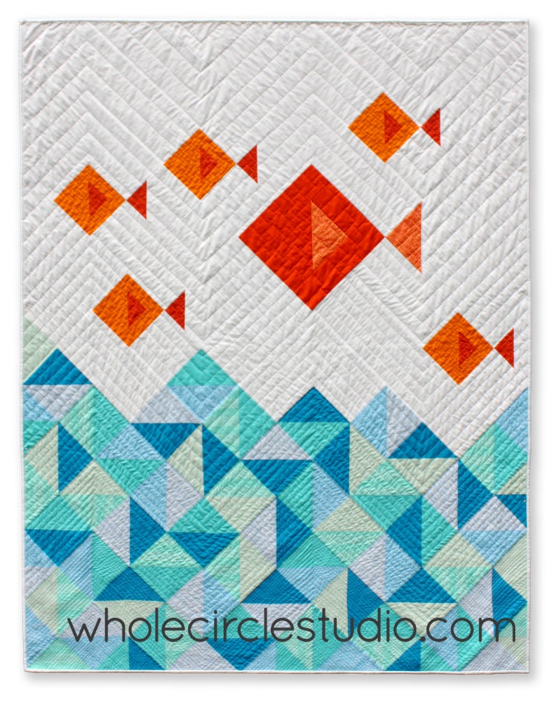 K&ouml;nnte beinhalten: Eine Steppdecke mit einem geometrischen Muster aus orangefarbenen Fischen, die &uuml;ber einem blauen und gr&uuml;nen Wellenmuster schwimmen. Die Steppdecke ist wei&szlig; mit einem Fischgratmuster und der Text "wholecirclestudio.com" ist in der rechten unteren Ecke gedruckt.