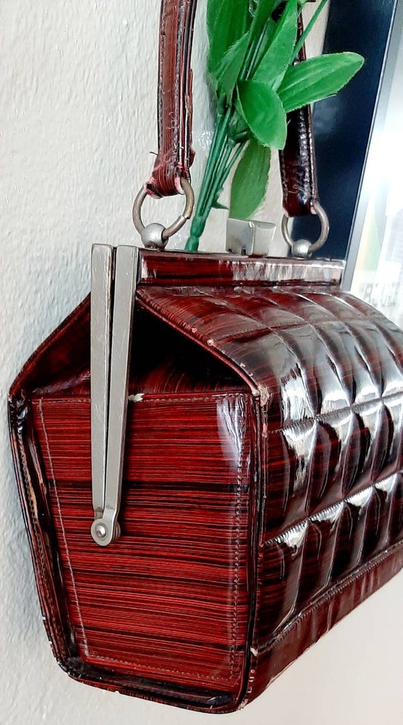 1950s brick red vinyl purse with horizontal strip… - image 4