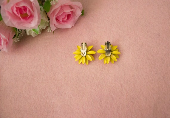 1960s Daisy clip on earrings - image 2