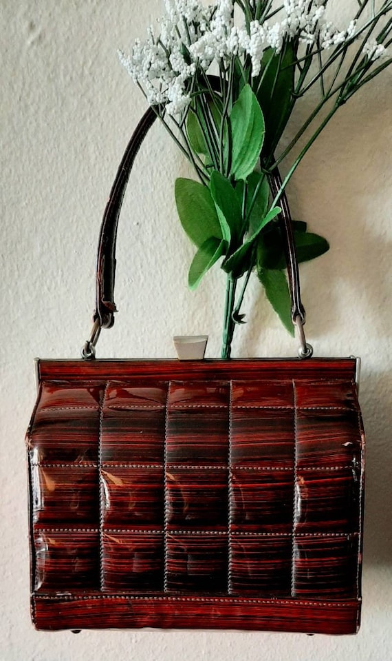 1950s brick red vinyl purse with horizontal strip… - image 3