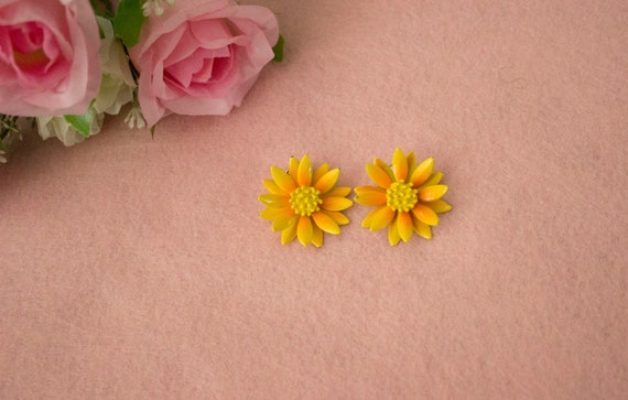 1960s Daisy clip on earrings - image 1