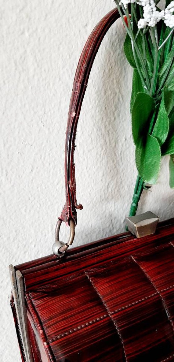 1950s brick red vinyl purse with horizontal strip… - image 5