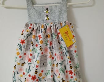 Kleid mit Bienenkorb-, Bienen- und Blumendruck, Größe 3-4