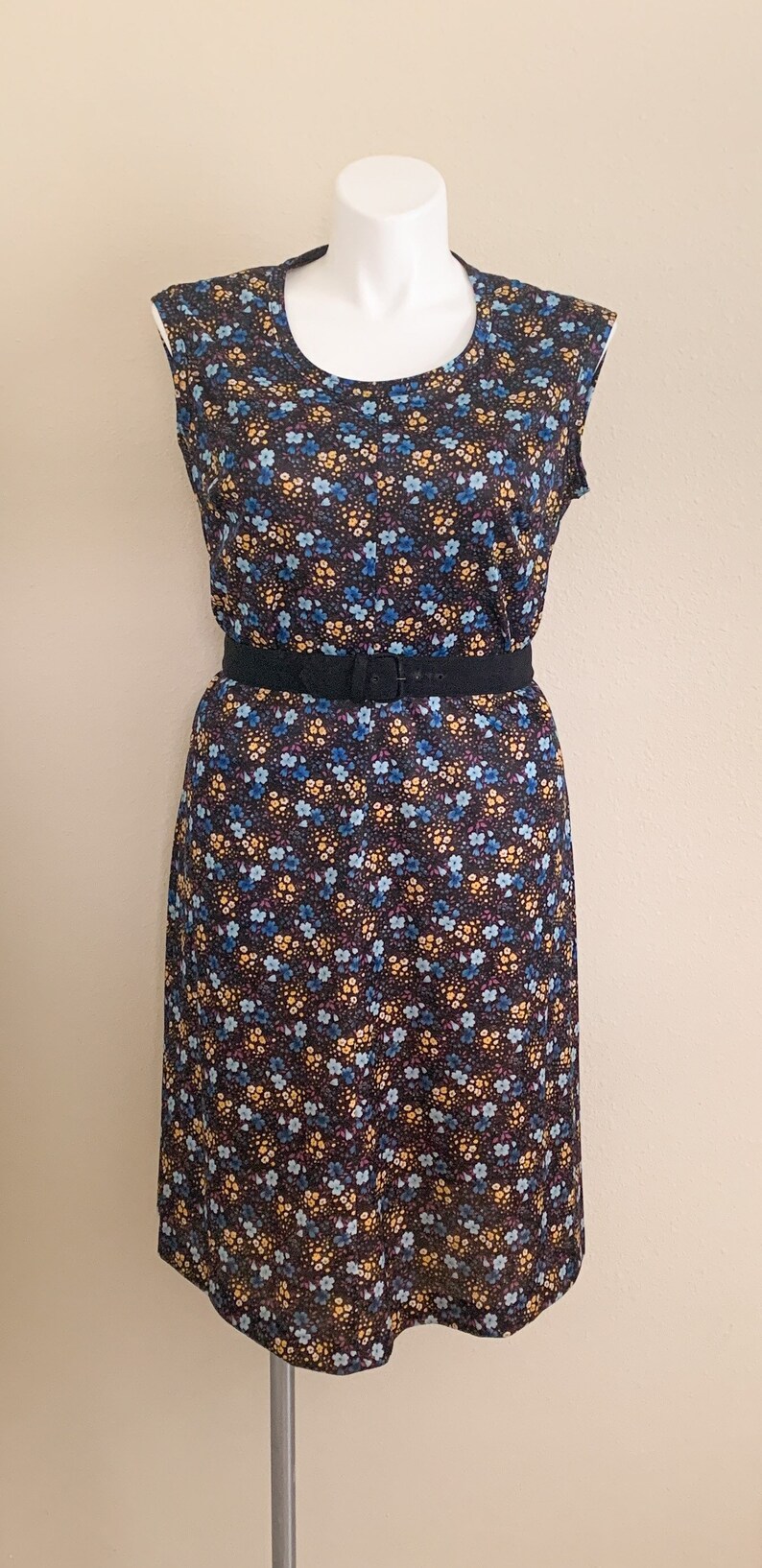 mod black volup dress size 2X 70s daisy pattern shift dress 1970s Mod Vintage plus size sleeveless floral day dress