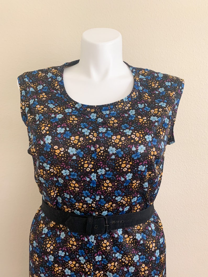 mod black volup dress size 2X 70s daisy pattern shift dress 1970s Mod Vintage plus size sleeveless floral day dress