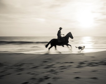 MONTAR A CABALLO en la impresión de la playa, arte de la pared del caballo