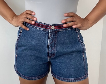 Y2K Denim Shorts mit roten Nähten | Baumwolle Dark Wash Denim Shorts | Hohe Taille Jeans-Shorts | Größe 11 Large