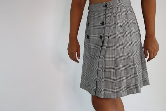 black and white plaid skirt outfit