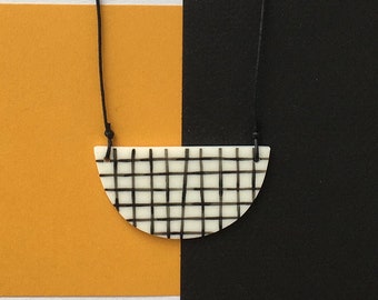 Collana semicircolare illustrata in porcellana pariana - motivo a griglia - lunghezza regolabile