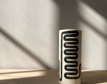 Vaso Wiggle - Vaso in porcellana Parian fatto a mano e illustrato con linea sinuosa dipinta a mano - Giocoso monocromatico