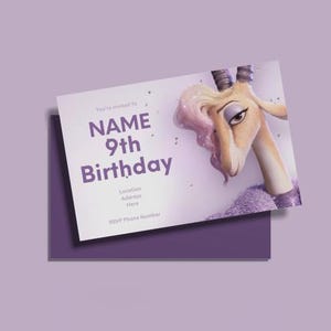 Pode incluir: Um cart&atilde;o de convite de anivers&aacute;rio com um envelope roxo. O cart&atilde;o apresenta o texto "NAME 9th Birthday" em roxo. Uma gazela de desenho animado com cabelo rosa e uma gola roxa est&aacute; no cart&atilde;o. O fundo &eacute; roxo claro.