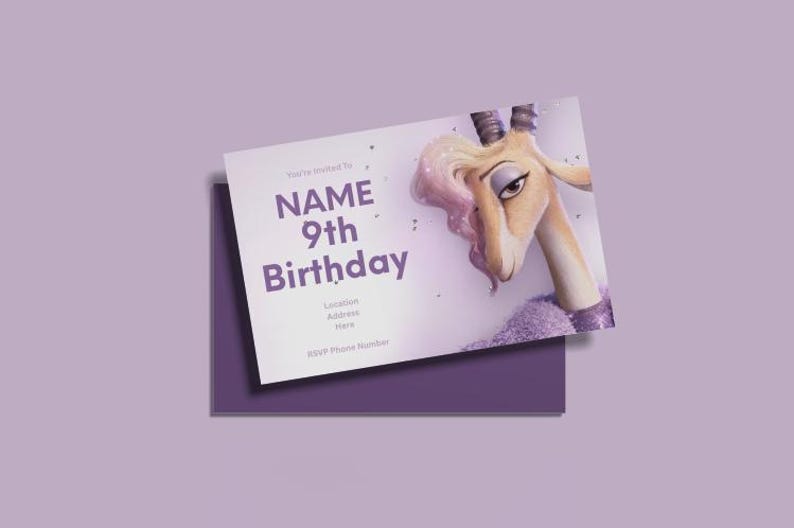 Pode incluir: Um cart&atilde;o de convite de anivers&aacute;rio com um envelope roxo. O cart&atilde;o apresenta o texto "NAME 9th Birthday" em roxo. Uma gazela de desenho animado com cabelo rosa e uma gola roxa est&aacute; no cart&atilde;o. O fundo &eacute; roxo claro.