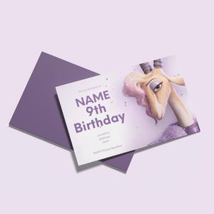 Pode incluir: Cart&atilde;o de anivers&aacute;rio roxo com envelope a condizer. O cart&atilde;o apresenta uma ilustra&ccedil;&atilde;o de girafa de desenho animado e o texto "NAME 9th Birthday". Em um fundo roxo claro.
