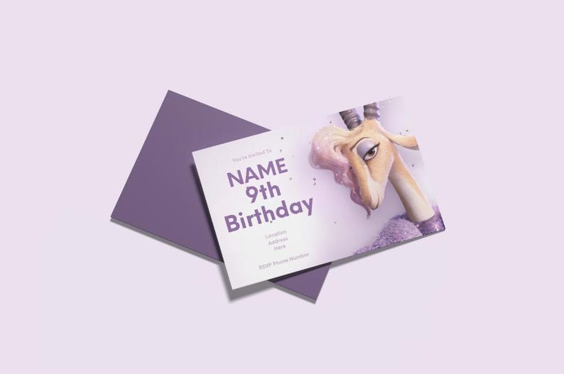 Pode incluir: Cart&atilde;o de anivers&aacute;rio roxo com envelope a condizer. O cart&atilde;o apresenta uma ilustra&ccedil;&atilde;o de girafa de desenho animado e o texto "NAME 9th Birthday". Em um fundo roxo claro.