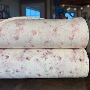 Tejido de poliéster ligeramente repujado con diseño floral para vestidos, faldas y blusas - rosa o lavanda