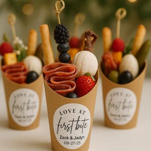 Bicchieri per salumi personalizzati con etichette rotonde bianche per matrimoni, bicchieri per snack "Amore al primo morso" con etichette personalizzate per ricevimenti