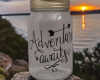 Adventure Awaits Travel Fund Jar: Flitterwochen Ersparnisse Mason Jar