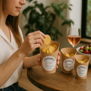 Tazze per salumi per addio al nubilato con etichette personalizzate, tazze per snack di salumi per addio al nubilato con adesivi bianchi rotondi personalizzati