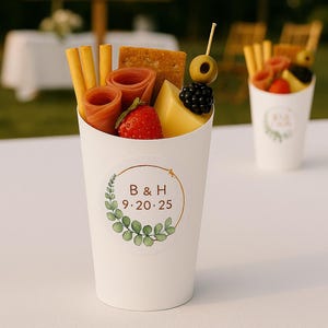 Personalisierte Hochzeit Charcuterie Cups: Eukalyptus & Gold Initialen
