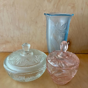Vintage Glass Vanity Set – Pink Candy Dish, Frosted Blue Vase, Clear Avon Powder Dish – Retro Hollywood Glam