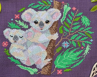 Patrón de punto de cruz de koalas, bordado de animales adorables en PDF, punto de cruz moderno de vida silvestre, decoración de habitación infantil con temática de bosque, descarga instantánea
