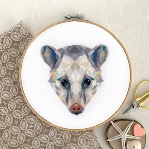 Opossum Cross Stitch Pattern PDF - Motif de broderie animal géométrique moderne à la main, tableau des points comptés facile à lire, projet de bricolage amusant