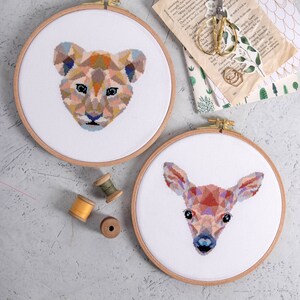 Moderne Kreuzstichmuster Baby Hirsch und Baby Löwe