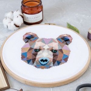 幾何学模様のクマのクロスステッチパターン PDF | ダウンロードできるモダンな動物の刺繍デザイン