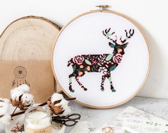 Modèle de point de croix cerf floral PDF | Motifs de broderie d'animaux modernes à télécharger