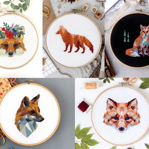 Puede incluir: Cuatro aros de bordado con diferentes diseños de zorros. El primer aro presenta un zorro con una corona floral, el segundo un zorro geométrico, el tercero un zorro con un diseño geométrico y el cuarto un zorro con una corona floral.